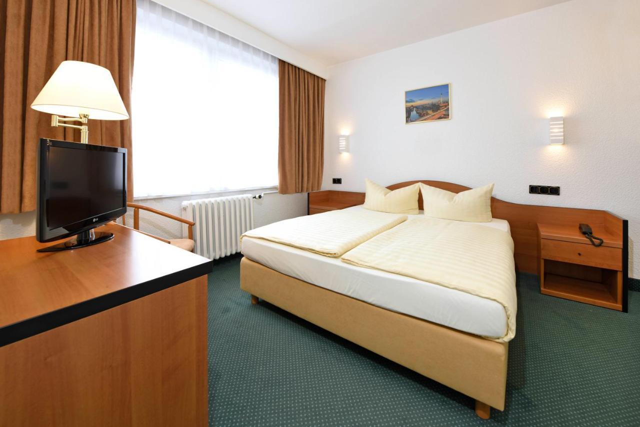 Lat Hotel & Apartmenthaus Berlin Айзенгюттенштадт Екстер'єр фото